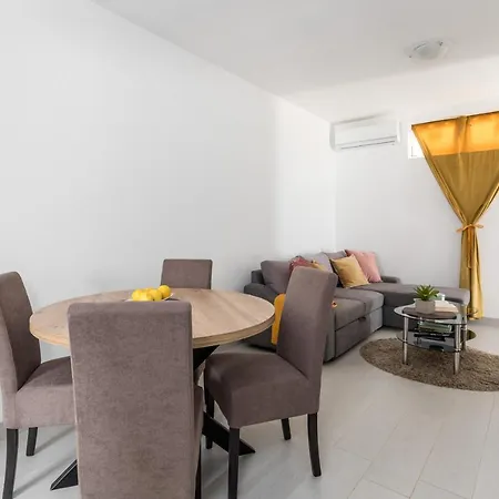 Apartment Mate's Holliday House *