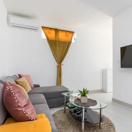 Apartment Mate's Holliday House